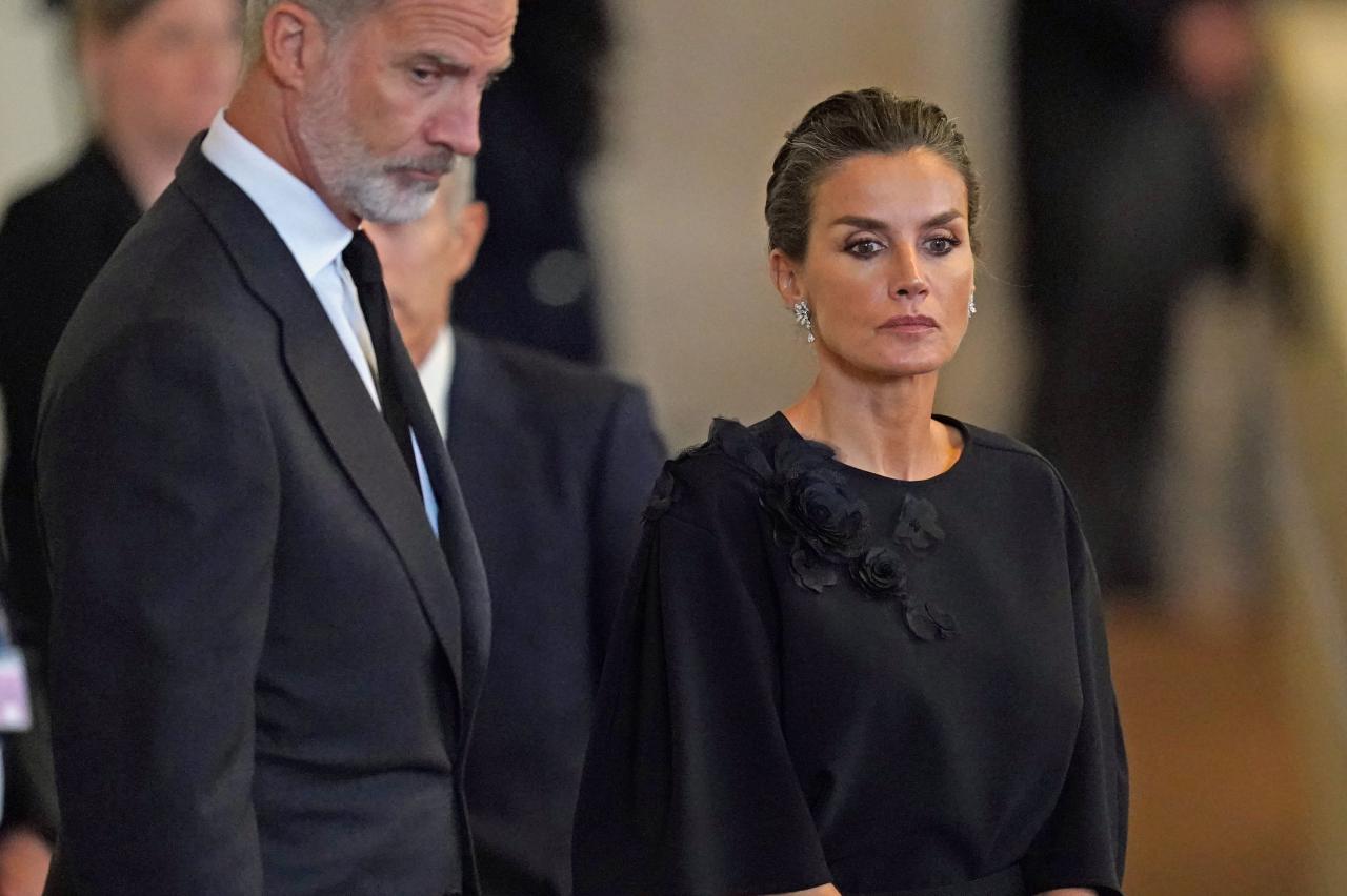 dignitaries pay their respects to queen elizabeth ii